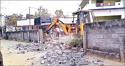 திருப்பூர் மாவட்டம் சேவூரில் பொக்லைன் இயந்திரம் மூலம் இடிக்கப்பட்ட தீண்டாமை சுவர்.