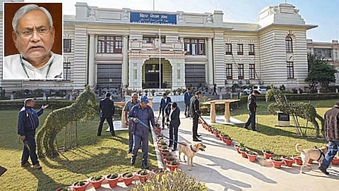 பிஹார் சட்டப்பேரவையில் இன்று நம்பிக்கை வாக்கெடுப்பு நடத்தப்பட உள்ளது. இதையொட்டி, சட்டப்பேரவை வளாகத்தில் பலத்த பாதுகாப்பு ஏற்பாடுகள் செய்யப்பட்டுள்ளன. மோப்ப நாய்கள் உதவியுடன் நேற்று வெடிகுண்டு சோதனை நடத்தப்பட்டது. படம்: பிடிஐ