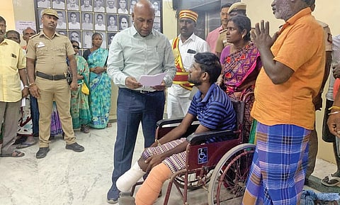 மின்சாரம் தாக்கி இரு கால்களை இழந்த இளைஞர் பூபாலன் அரசுப் பணி வேண்டி விழுப்புரம் ஆட்சியரிடம் கோரிக்கை மனு அளித்தார்.