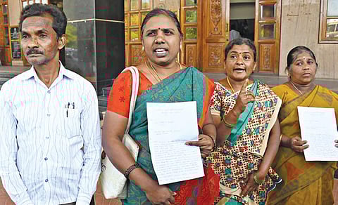 சேலம் ஆட்சியர் அலுவலகத்தில் மனு அளிக்க வந்த மேட்டுப்பட்டி ஊராட்சி வார்டு உறுப்பினர்கள்.
| படம்: எஸ்.குரு பிரசாத் |