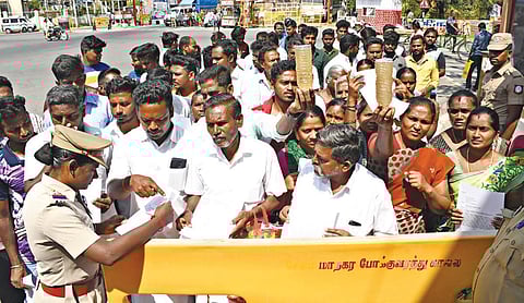 சங்ககிரியை அடுத்த இடங்கணசாலை அருகே கழிவுநீர் சுத்திகரிப்பு நிலையம் அமைப்பதற்கு எதிர்ப்பு தெரிவித்து சேலம் ஆட்சியர் அலுவலகத்தில் மனு அளிக்க வந்த மக்கள்.
| படம்: எஸ்.குரு பிரசாத் |