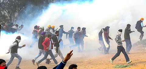 டெல்லி நுழைய முயன்ற விவசாயிகள் மீது 2-வது நாளாக கண்ணீர் புகை குண்டுகள் வீச்சு