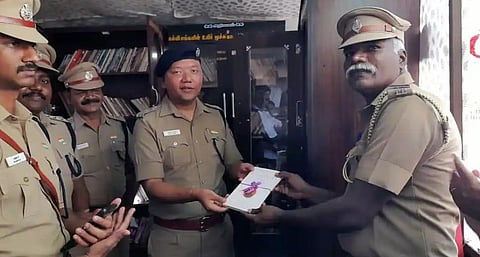 தஞ்சை தெற்கு காவல் நிலையத்தில் செயல்படும் நூலகத்துக்கு எஸ்பி ஆசீஸ்ராவத் புத்தகம் வழங்கினார்