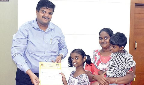 முகச்சிதைவு நோயால் பாதிக்கப்பட்டு, சிகிச்சை பெற்ற சிறுமி டானியாவுக்கு, அரசு வழங்கிய வீட்டுமனையில் வீடு கட்டிக்கொள்ள ரூ.2 லட்சத்துக்கான காசோலையை, மாவட்ட ஆட்சியரின் விருப்புரிமை
நிதியிலிருந்து, நேற்று முன்தினம் திருவள்ளூர் ஆட்சியர் அலுவலகத்தில், ஆட்சியர் பிரபுசங்கர் வழங்கினார்.