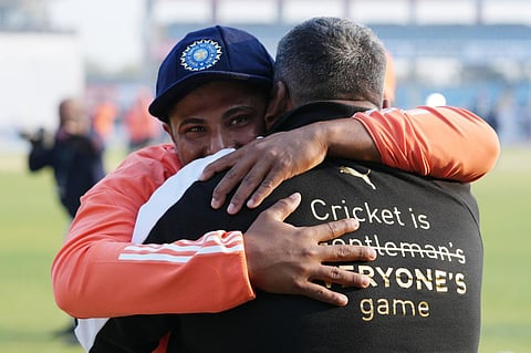 இந்திய கிரிக்கெட் அணியில் அறிமுக வீரராக சர்ஃபராஸ் கான்... ஆனந்த கண்ணீரில் நெகிழ்ந்த தந்தை