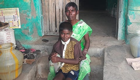 தாய் ராமலட்சுமியுடன் இளய மகன் முனீஸ்வரன் படம்: கி.தனபாலன்