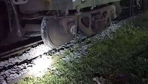 சென்ட்ரல் ரயில் நிலையம் அருகே சரக்கு ரயிலின் காலி பெட்டிகள் தடம்புரண்டன