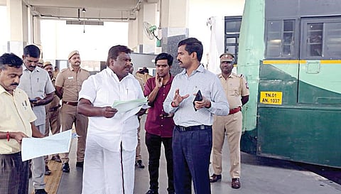 கிளாம்பாக்கம் பேருந்து நிலையத்தில் ஆய்வு செய்த அமைச்சர் சிவசங்கர்.