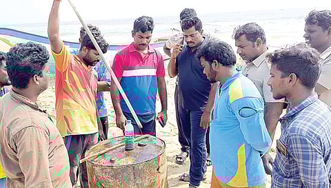 கல்பாக்கம் அணுமின் நிலையம் அருகே கடலில் மிதந்த ஆயில் பேரல் மீட்பு