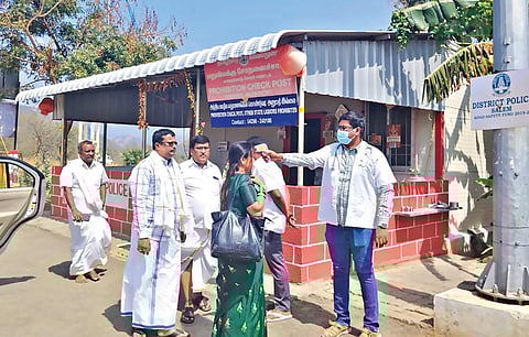 தமிழக எல்லையான காரைக்காடு சோதனைச் சாவடியில் சுகாதாரத்துறையினர், முகாம் அமைத்து மருத்துவப் பரிசோதனை மேற்கொண்டனர்.