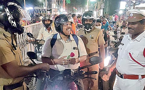 காரைக்கால் எஸ்.எஸ்.பி. உத்தரவின்பேரில், புதிய பேருந்து நிலை யத்தில் நேற்று முன்தினம் இரவு மோட்டார் சைக்கிளில் ஹெல்மெட் அணிந்து வந்தவர்களுக்கு ரோஜா பூ வழங்கிய காவலர்கள்.