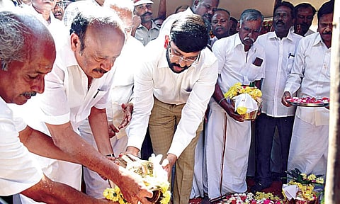 வடலூர் வள்ளலார் சத்தியஞான சபையில் சர்வதேச மையம் அமைப்பதற்காக நேற்று அடிக்கல் நாட்டினார் அமைச்சர் எம்ஆர்கே.பன்னீர்செல்வம். உடன், மாவட்ட ஆட்சியர் அருண் தம்புராஜ் உள்ளிட்டோர்.