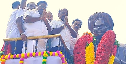புதுச்சேரியில் சிங்காரவேலரின் சிலைக்கு தமிழக அமைச்சர் சுப்பிரமணியன் மாலை அணிவித்தார் மாநில அமைப்பாளர் சிவா உள்ளிட்டோர் உடனிருந்தனர்.