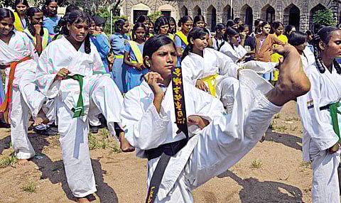 எங்கிட்ட மோதாதே...