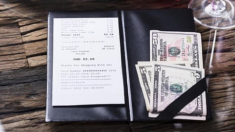 ரூ.2,650-க்கு சாப்பிட்ட நபர் ரூ.8.30 லட்சம் டிப்ஸ் வழங்கினார்: அமெரிக்க உணவகத்தில் சுவாரஸ்யம்