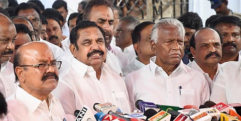 சட்டப்பேரவைக்கு வெளியே செய்தியாளர்களை சந்தித்த சட்டமன்ற எதிர்க்கட்சித் தலைவர் எடப்பாடி பழனிசாமி.