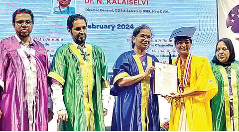 வண்டலூர் பி.எஸ்.அப்துர் ரஹ்மான் கிரசண்ட் இன்ஸ்டிடியூட் ஆஃப் சயின்ஸ் அண்ட் டெக்னாலஜி கல்லூரியின் 13-வது பட்டமளிப்பு விழா கல்லூரி வளாகத்தில் நேற்று நடந்தது. இதில், டிஎஸ்ஐஆர் தலைமை இயக்குநர் டாக்டர் கலைச்செல்வி கலந்துகொண்டு, சிறப்பிடம் பெற்ற மாணவ மாணவியருக்கு தங்கப்பதக்கம் மற்றும் பட்டங்களை வழங்கினார். உடன் வேந்தர் குர்ரத் ஜமீலா, இணைவேந்தர் அப்துல் காதர் ஏ.ரஹ்மான் புஹாரி, இணை துணைவேந்தர் என்.தாஜுதீன், துணைவேந்தர் டி.முருகேசன், பதிவாளர் என்.ராஜா ஹுசைன், தேர்வுக் கட்டுப்பாட்டாளர் எஸ்.காஜாமொஹிதீன் உள்ளிட்டோர்.
| படம்: எம்.முத்துகணேஷ் |