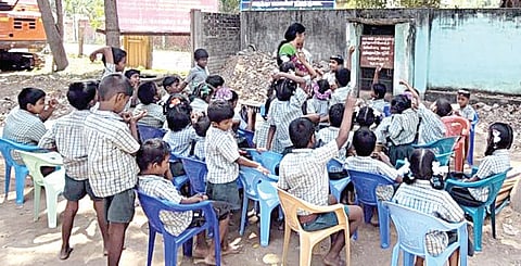 திருவிடைமருதூர் அருகேயுள்ள மருத்துவக்குடியில் மரத்தடியில் கல்வி பயிலும் மாணவ, மாணவிகள்.