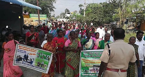 தமிழக முதல்வரைச் சந்திக்க மேல்மா கூட்டுச்சாலையில் இருந்து புறப்பட்ட விவசாயிகளை காவல் துறையினர் தடுத்து நிறுத்தினர்.