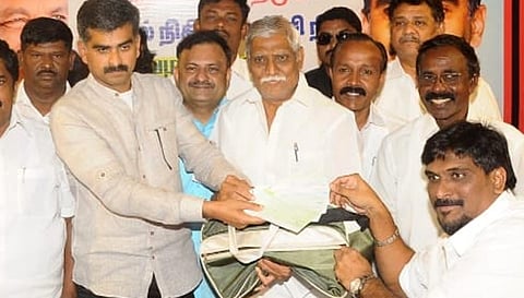 திருநெல்வேலியில் மண்டல மதிமுக சார்பில் தேர்தல் நிதி மற்றும் வளர்ச்சி நிதி வழங்கும் நிகழ்ச்சியில் கட்சியின் முதன்மை செயலாளர் துரை வைகோவிடம் நிதி அளிக்கப்பட்டது