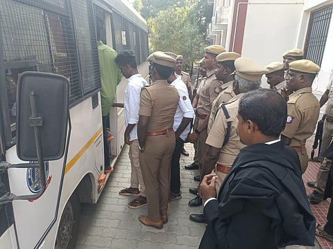 கரூர் கொலை வழக்கில் 5 பேர் முதுகுளத்தூர் நீதிமன்றத்தில் சரண்