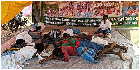 மேல்மா கூட்டுச்சாலையில் அமைச்சர் எ.வ.வேலுவை கண்டித்து 2-வது நாளாக உண்ணாவிரதப் போராட்டத்தில் ஈடுபட்டுள்ள விவசாயிகள்.