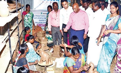 தென்னமாதேவி ஊராட்சிக்குட்பட்ட நத்தமேடு கிராமத்தில் மகளிர் சுய உதவிக்குழுவினர் உருவாக்கும் கைவினைப்பொருட்களை ஆய்வு செய்யும் ஆட்சியர் பழனி. உடன் மாவட்ட ஊராட்சிக்குழுத் தலைவர் ஜெயச்சந்திரன் உள்ளிட்டோர்.