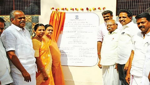 மதுரை செல்லூர் கைலாசபுரம் மாநகராட்சி தொடக்கப் பள்ளியில் அப்பள வியாபாரி வழங்கிய நனகொடையில் கடடிய கூடுதல் பள்ளிக் கட்டிடத்தை திறந்துவைத்த மேயர் இந்திராணி.