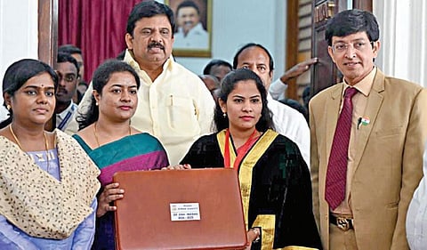 சென்னை மாநகராட்சியின் 2024-25-ம் ஆண்டுக்கான பட்ஜெட் நேற்று தாக்கல் செய்யப்பட்டது. அதற்கு முன் ரிப்பன் மாளிகையில் மேயர் பிரியாவை, நிலைக்குழு (வரி விதிப்பு மற்றும் நிதி) தலைவர் சர்பஜெயாதாஸ் சந்தித்து வாழ்த்து பெற்றார். உடன், துணை மேயர் மு.மகேஷ்குமார், ஆணையர் ஜெ.ராதாகிருஷ்ணன், கூடுதல் ஆணையர் ஆர்.லலிதா உள்ளிட்டோர். படம்: ம.பிரபு