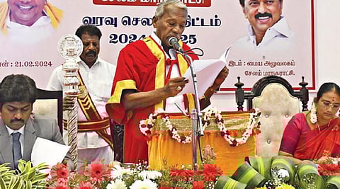 சேலம் மாநகராட்சி அலுவலகத்தில் பட்ஜெட் கூட்டம் நேற்று நடந்தது. இதில் மேயர் ராமச்சந்திரன் நிதி நிலை அறிக்கையை வாசித்தார். உடன் ஆணையர் பாலச்சந்தர், துணை மேயர் சாரதாதேவி உள்ளிட்டோர். படம்: எஸ்.குரு பிரசாத்