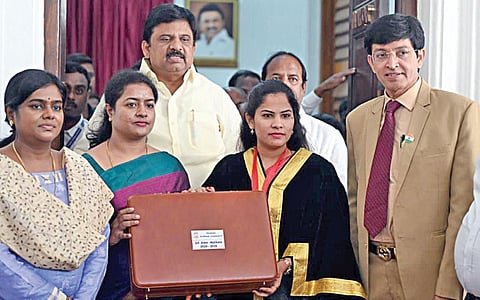 பெருநகர சென்னை மாநகராட்சியின் 2024-2025-ம் ஆண்டுக்கான பட்ஜெட்டை தாக்கல் செய்ய மாமன்ற கூட்டத்துக்கு பட்ஜெட் ஆவண பெட்டியுடன் வந்த மேயர் ஆர்.பிரியா. அருகில், துணை மேயர் மு.மகேஷ் குமார், ஆணையர் ஜெ.ராதாகிருஷ்ணன், கூடுதல் ஆணையர் ஆர்.லலிதா . படம்: ம.பிரபு.