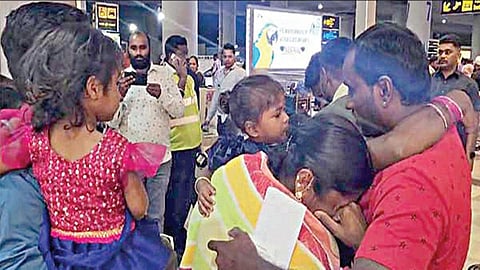 துபாயில் 18 ஆண்டுகள் தண்டனைக்கு பிறகு ஹைதராபாத் திரும்பிய5 பேரை கண்ணீர்மல்க வரவேற்ற அவர்களின் குடும்பத்தினர்.