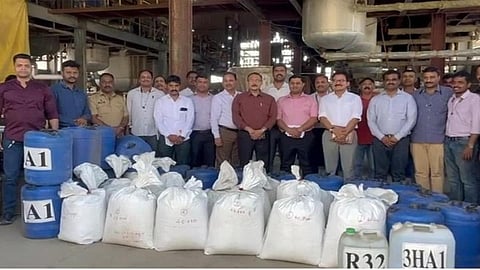 புனே, டெல்லியில் பறிமுதல் செய்யப்பட்ட ‘மியாவ் மியாவ்’ போதைப் பொருட்களுடன் போலீஸார்.