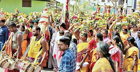 ஓசூர் மாசாணியம்மன் கோயில் குண்டம் திருவிழா - பால்குடம் எடுத்து பெண்கள் ஊர்வலம்