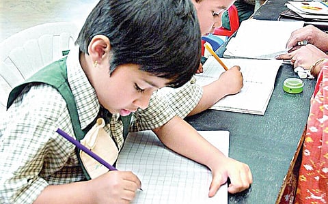 மாறட்டும் கல்விமுறை - 32: அடித்தல் திருத்தலுடன் குழந்தை இஷ்டம்போல எழுதட்டும்