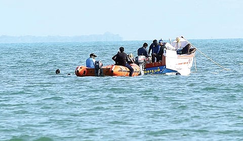 வேதாளை அருகே மன்னார் வளைகுடா பகுதியில் தங்கத்தை தேடும் பணியில் ஈடுபட்ட கடலோர காவல்படையினர்.