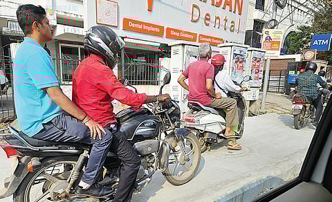போக்குவரத்து நெரிசலால் மயிலாப்பூர் ராதாகிருஷ்ணன் சாலையில் பாதசாரிகளுக்கான பாதை வழியாக செல்லும் இருசக்கர வாகனங்கள்.