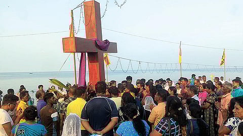 கச்சத்தீவில் அந்தோணியார் ஆலயத் திருவிழாவையொட்டி நடைபெற்ற சிலுவை பாதை நிகழ்ச்சி.
| படம்: எல். பாலச்சந்தர் |