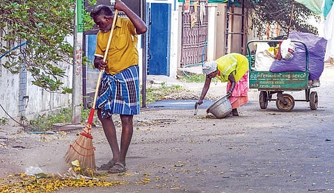 திருச்சி தில்லை நகர் பகுதியில் தூய்மைப் பணியில் ஈடுபட்டிருந்த தூய்மைப் பணியாளர்கள்.
