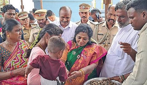 மாசி மகத் தீர்த்தவாரியில் பங்கேற்க வைத்திக்குப்பம் கடற்கரையில் திரண்ட மக்கள் கூட்டம்.