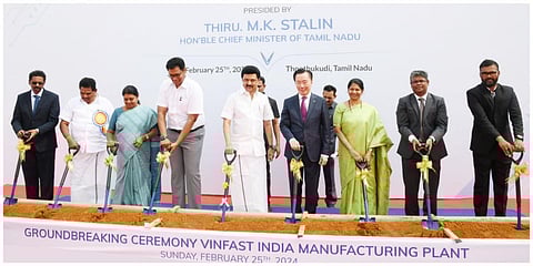 தூத்துக்குடியில் தமிழக முதல்வர் மு.க.ஸ்டாலின் வின்பாஃஸ்ட் நிறுவனத்தின் மின் வாகன உற்பத்தி ஆலை அமைக்கும் பணிக்கு அடிக்கல் நாட்டி பணியினை தொடங்கி வைத்தார்.