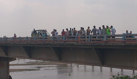 திருமானூர் கொள்ளிடம் ஆற்றில் இளைஞர்கள் 3 பேர் மூழ்கிய நிலையில் அங்கு குவிந்துள்ள மக்கள், உறவினர்கள், காவல்துறை மற்றும் மீட்பு குழுவினர்.