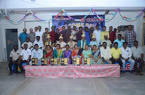 மதுரை அருகே 32 ஆண்டுகளுக்குப் பிறகு சந்தித்த முன்னாள் கல்லூரி மாணவர்கள்