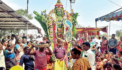 கீழ்பென்னாத்தூர் அடுத்த கல்பூண்டி கிராமத்தில் வெட்காளியம்மன் கோயிலில் நடைபெற்ற வளைகாப்பு வழிபாட்டில் சிறப்பு அலங்காரத்தில் அருள்பாலித்த அம்மன்.