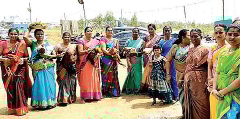 அமராவதிபுதூரில் ஸ்ரீமாவிழியம்மன் கோயிலில் மாசி படையல் விழாவில் கோழி, சேவல்கள் கொண்டு வந்த பிறந்த வீட்டுப் பெண்கள்.