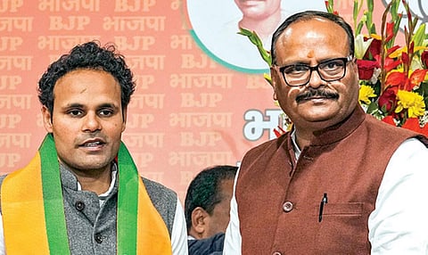 பாஜகவில் இணைந்த பகுஜன் சமாஜ் எம்.பி.ரித்தேஷ் பாண்டேவுக்கு உறுப்பினர் அட்டையை வழங்கி வரவேற்கும் உத்தர பிரதேச துணை முதல்வர் பிரஜேஷ் பாண்டே.