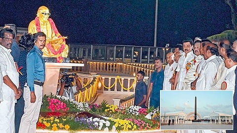 நினைவிடம் முன்பு அமைக்கப்பட்டுள்ள கருணாநிதி சிலையை முதல்வர் ஸ்டாலின் திறந்து வைத்தார். உடன் அமைச்சர்கள். உள்படம்: சென்னை மெரினா கடற்கரையில் அண்ணா நினைவிடம் அருகே புதிதாக கட்டப்பட்டுள்ள கருணாநிதி நினைவிடம். படங்கள்: எஸ். சத்தியசீலன்.