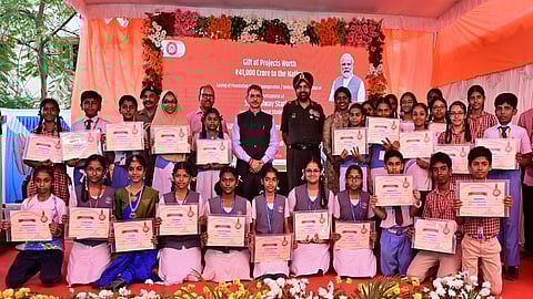 ‘அம்ருத் பாரத் நிலையம்’ திட்டத்தின் கீழ், ரயில் நிலைய மேம்பாட்டு பணிக்கு அடிக்கல் நாட்டு நிகழ்ச்சி பரங்கிமலை ரயில் நிலையத்தில் நேற்று நடைபெற்றது. இதில் ‘2047-ல் வளர்ந்த இந்தியா, வளர்ந்த ரயில்வே’ என்ற தலைப்பில் நடந்த பல்வேறு போட்டிகளில் வெற்றி பெற்ற மாணவர்களுக்கு பாராட்டு சான்றிதழ் வழங்குகினார் ஆளுநர் ஆர்.என்.ரவி. உடன் தெற்கு ரயில் கூடுதல் பொது மேலாளர் கவுசல் கிஷோர்.