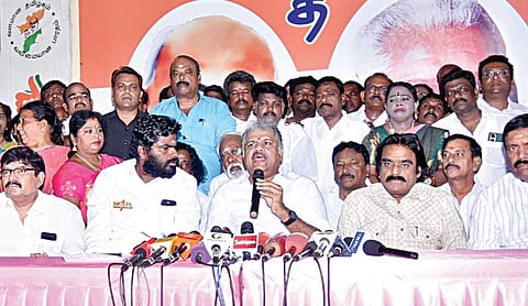 சென்னை ஆழ்வார் பேட்டையில் உள்ள இல்லத்தில் நேற்று செய்தியாளர் களைச் சந்தித்த தமாகா தலைவர் ஜி.கே.வாசன். உடன் பாஜக மாநிலத் தலைவர் அண்ணாமலை உள்ளிட்டோர்.
| படம்: ம.பிரபு |