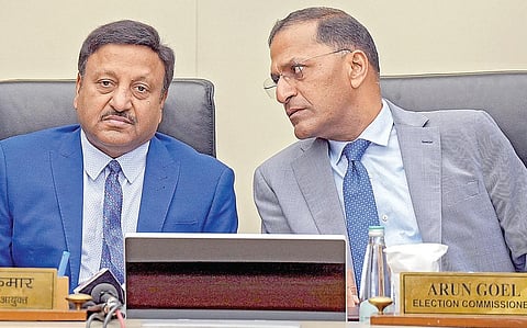 தலைமை தேர்தல் ஆணையர் ராஜீவ் குமார், தேர்தல் ஆணையர் அருண் கோயல்.